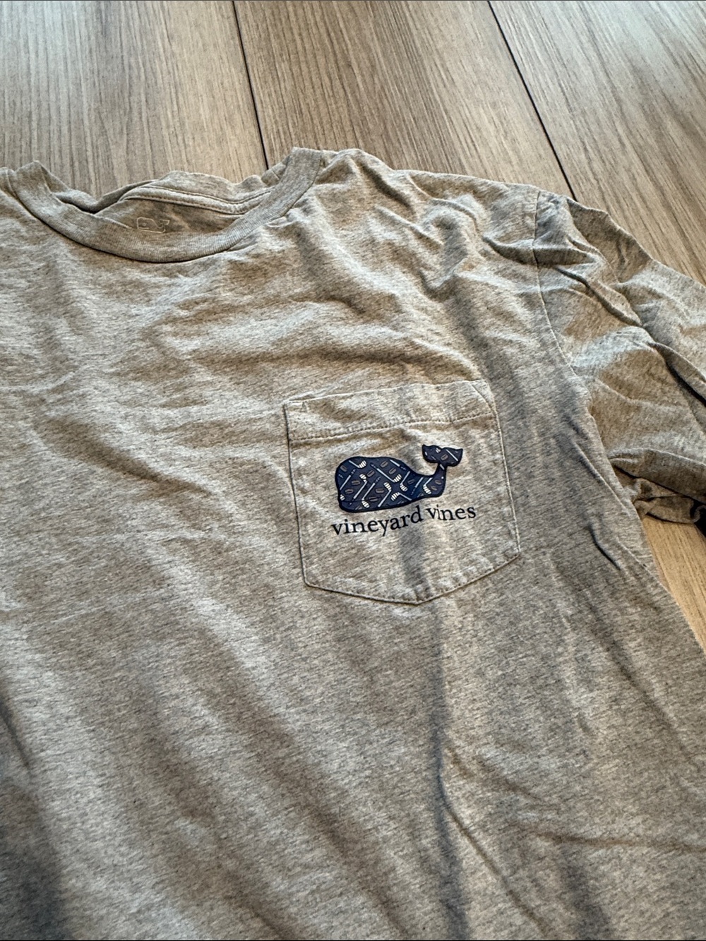 Vineyard Vines Heather Gray Long Sleeve Hockey Whale Graphic Tee Small - Picture 3 of 6